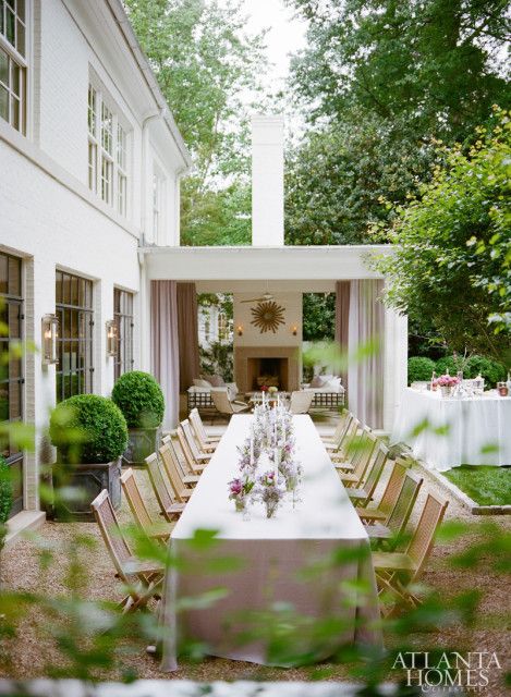 Simple but sensual arrangements of sweet peas, lavender and purple heather set the scene for the summery affair held inside and out of Suzanne Kasler’s Regency-style estate. The lush setting, complete with casual and formal touches, created a convivial atmosphere for mingling business and pleasure. Dinner In The Garden, Family Wallpaper, Casa Country, The Enchanted Home, Enchanted Home, Atlanta Homes, House With Porch, Outside Living, Outdoor Dining Area