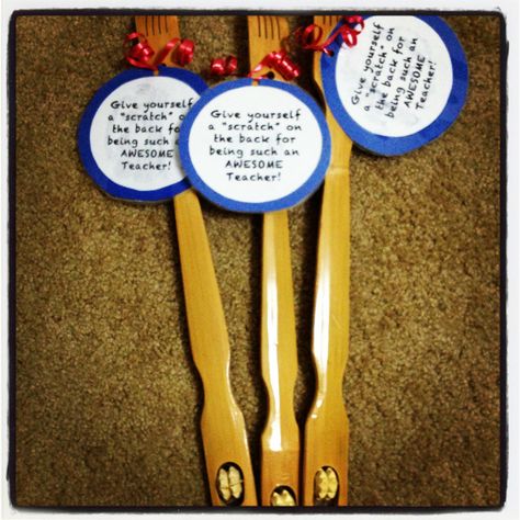 Gift for teachers. Backscratchers with tags that read: "Give yourself a "scratch" on the back for being an AWESOME Teacher!" Back Scratcher Quotes Gift Ideas, Back Scratcher Gift Ideas, Father’s Day Back Scratcher, Easy Fathers Day Craft, Diy Father's Day Crafts, Teacher Holiday Gifts, Teacher Treats, Teachers Day Gifts, Staff Gifts