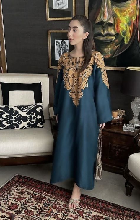 Winter Kashmiri Suit Design, Pakistani Winter Suits, Winter Kurta Design, Indian Winter Outfits Women, Pakistani Winter Dresses Casual, Kashmiri Kurti Design, Kashmiri Clothes, Kashmiri Pheran Designs, Pheran Kashmiri Dress