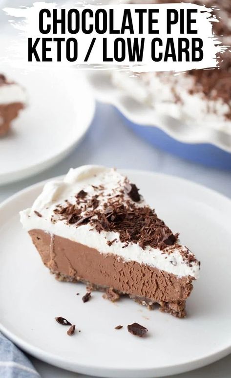 This no bake keto chocolate mousse pie is a delicious low carb sugar-free dessert everyone will LOVE! Keto Chocolate Pie, Silk Pie Recipe, Keto Pies, Dolce Poche Calorie, Chocolate Cream Pie Recipe, Keto Pie, Keto Chocolate Mousse, Chocolate Mousse Pie, Pecan Crust