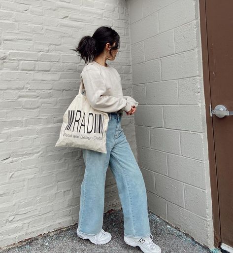 Dad Sneakers Outfit, Baguio Outfit, White Sweatshirt Outfit, Claw Clip Updo, Wide Leg Jeans Winter, Wide Jeans Outfit, Clip Updo, How To Style Wide Leg Jeans, Jeans And Sneakers Outfit