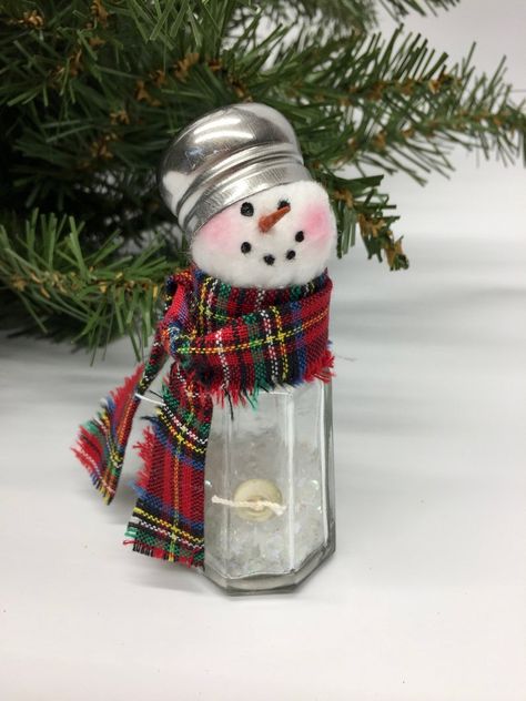 Salt Shaker Snowman, Dollar Store Christmas Decor, Diy Schneemann, Glass Snowman, Snowman Christmas Decorations, Dollar Store Christmas, Dekor Diy, Winter Decoration, Navidad Diy