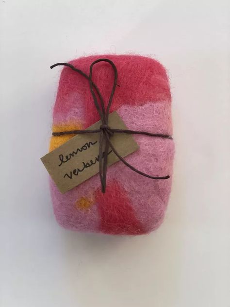 Felted Soap Tutorial, Bridal Shower Crafts, Wool Crafts Diy, Felted Soap, Soap Tutorial, Felted Crochet, Wet Felting Projects, Needle Felting Diy, Felted Wool Crafts