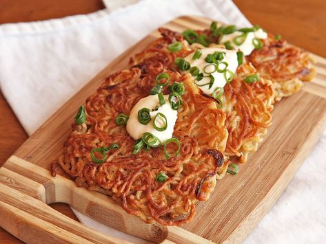 Ramen Hacks Instant, Fried Ramen, Ramen Burger, Ramen Hacks, Crockpot Chicken And Noodles, Homemade Ramen, Ramen Noodle Recipes, Ramen Recipes, Instant Noodles