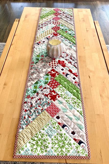 Holiday Braid Table Runner - Samelia's Mum Scrappy Table Runner Patterns, Table Runners Christmas, Holiday Braids, Quilted Placemat Patterns, Stitching Diy, Christmas Table Runner Pattern, Quilted Table Runners Christmas, Free Quilting Patterns, Table Runner Diy