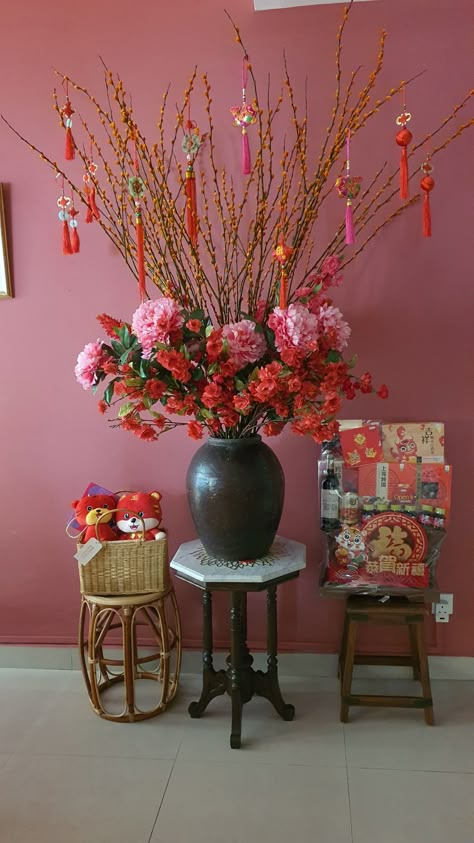 Decorating For Chinese New Year, Chinese New Year Floral Arrangement, Cny Decoration Ideas, Chinese New Year Flower Arrangement, Outdoor Decorations Ideas, Decor Tet, Chinese Decorations, Lunar New Year Party, Cny Decoration