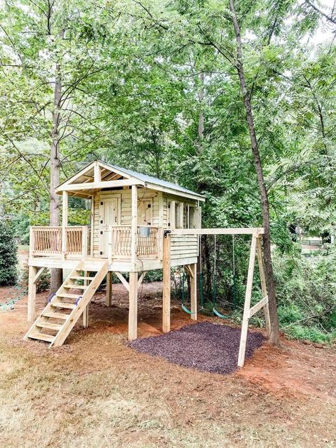 Under Playground Ideas, Treehouse Ideas, Backyard Fort, Diy Kids Playground, Kids Playhouse Outdoors, Outdoor Play Structures, Outdoor Play Space, Kids Forts, Play Area Backyard