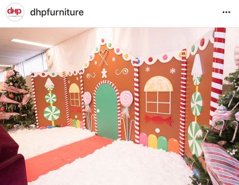 Christmas Cubicle Decorations, Diy Candyland, Christmas Hallway, Christmas Classroom Door, Candy Land Decorations, Gingerbread Party, Gingerbread Christmas Decor, Wreath Candy, Christmas Tree Candy