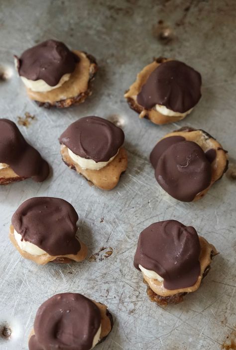 Chocolate Peanut Butter Banana Date Bites | Living Healthy in Seattle Date Peanut Butter, Seattle Recipes, Banana Peanut Butter Chocolate, Date Bites, Frozen Pretzels, Peanut Butter Bites, Chocolate Covered Peanuts, Chocolate Bites, Snacks Healthy