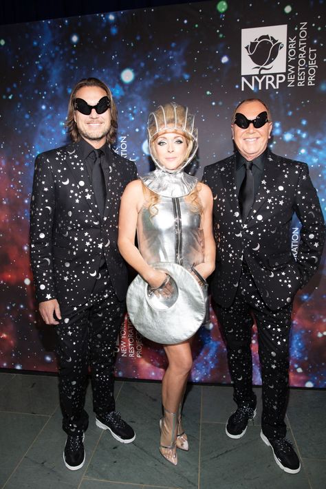 Astronauts, aliens, and intergalactic oddities! These were the best costumes from Bette Midler's annual Hulaween Gala, which hosted a Cosmos theme. Space Theme Costume, Gala Attire, Jane Krakowski, Space Costumes, Galaxy Outfit, Future Costume, Alien Party, 90s Theme Party, Gala Themes