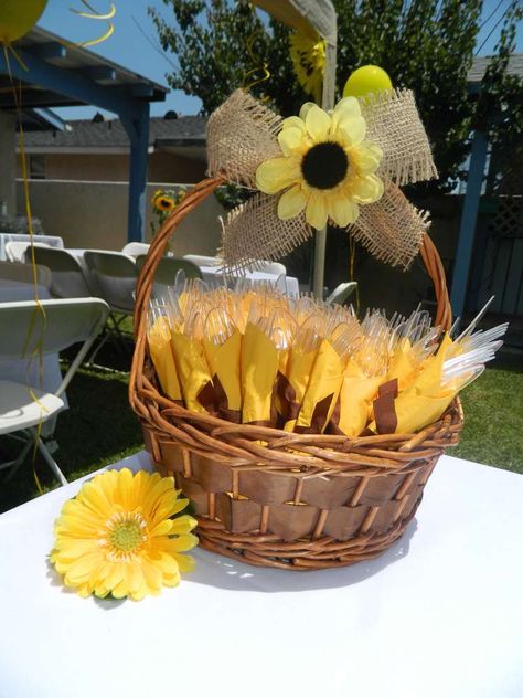 Sunflower Birthday Party Ideas, Sunflower Themed Party, Sunflower Party Themes, Sunflower Birthday Party, Sunflower Birthday Parties, Diy Sunflower, Sunflower Birthday, Sunflower Party, Sunflower Baby Showers