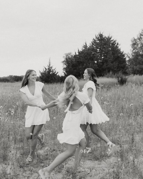 besties shoot before everyone leaves home for college for the first time?? a MUST!!!! 🥹🤍 #midwestphotographer #midwestphotography #photographer #photography #bestiesphotoshoot 3 Best Friend Pictures, Three Besties Pictures, Photo Ideas For 3 Friends, Roommate Photoshoot, Aesthetic Bestie Pics, 3 Sisters, Trio Pictures Ideas, Three Sisters Photoshoot Poses, Trio Photoshoot