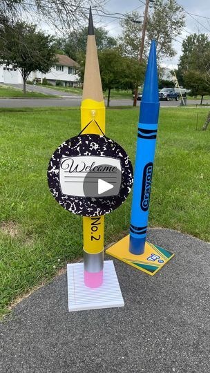 24K views · 2.1K reactions | Giant Pencil ✏️ and Crayon 🖍️ Okay so firsts things first, this was my first time making these! One thing about being a creative, we will literally try any and everything LOL I seen a teacher on social media making giant crayons for her classroom so I’m like OMG!!! I’m going to try to make these into crayon banks! These are also great for teachers “classroom bank” or a place to hand hall passes, or even classroom decor! These giant crayons/Pencil are multi purpose mmkay LOL Babyyyyy! I DID THAT!!! Hands Down, Up, Folded… 😂😅 Let me know in the comments if you’re interested in a more thorough tutorial 🥰 #crayon #giantcrayon #crayonbank #giantpencil #backtoschool #teachersofinstagram #teacherlife #teachergram #welcomebacktoschool #homeschool #homeschoolmom Crayola Box, Giant Props, Giant Pencil, Diy Crayons, Pencil Crafts, Pta School, Teachers Classroom, Middle School Art Projects, Diy Pencil