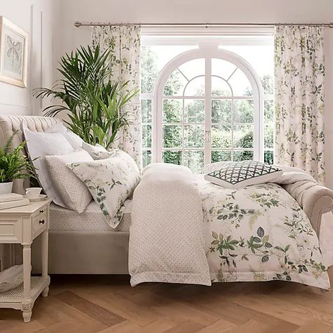 Green And White Bedroom, Botanical Bedroom, Floral Bedroom, Bedroom Images, Bedroom Green, White Bedroom, Room Inspiration Bedroom, Room Ideas Bedroom, Botanical Garden