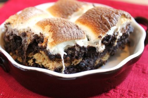 Smores Cobbler S'mores, Cobbler Recipes, Köstliche Desserts, Eat Dessert First, Yummy Sweets, How Sweet Eats, Eat Dessert, S Mores, Bundt Cake