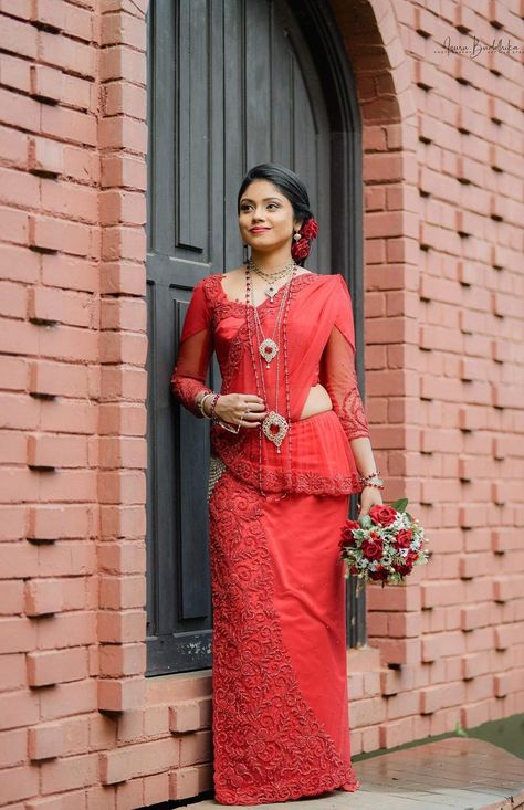 Red Kandyan Bride, Sari Ideas, Red Sarees, Srilankan Wedding, Sari Wedding, Bridal Sari, Red Bridal Dress, Saree Wearing Styles, Saree Wearing