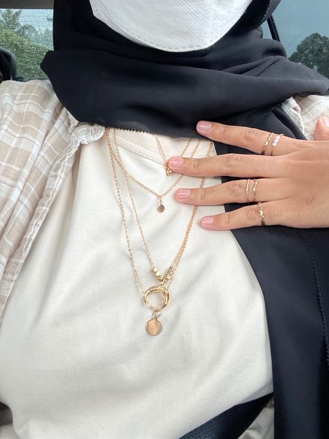 jewellery hijab Hijab Necklace Style, Hijab And Necklace, Kalung Aesthetic Hijab, Jewellery With Hijab, Hijab Accessories Jewellery, Hijabi Necklace, Hijab With Jewellery, Hijab With Necklace, Necklace With Hijab