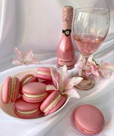 Pink Macarons Aesthetic, Macaron Aesthetic, Pink And White Aesthetic, Champagne Macarons, Macarons Pink, Dreamy Coquette, Pink Macarons, Pink Macaroons, Pink Rose Petals