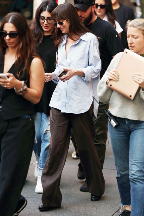 Dakota Johnson Dakota Johnson Street Style, Dakota Style, Dakota Johnson Style, Soho New York, Coffee Run, Lazy Girl, Ținută Casual, Style Clothes, Street Style Chic