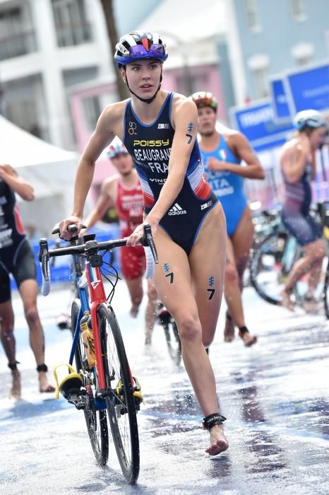 Triathlon Inspiration, Girls On Bikes, Triathlon Women, Sporty Women, Biker Photography, Women Cycling, Gymnastics Poses, Women Bathing, Bicycle Girl