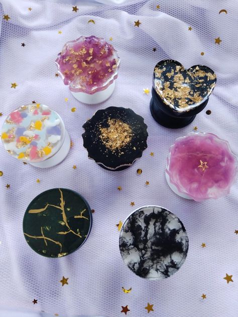 Epoxy Pop Sockets Diy, Pop Socket Resin Ideas, Popsockets Diy Paint, Resin Popsocket Ideas, Resin Popsocket Diy, Pop Socket Resin, Resin Popsocket, Diy Resin Phone Case, Diy Resin Earrings