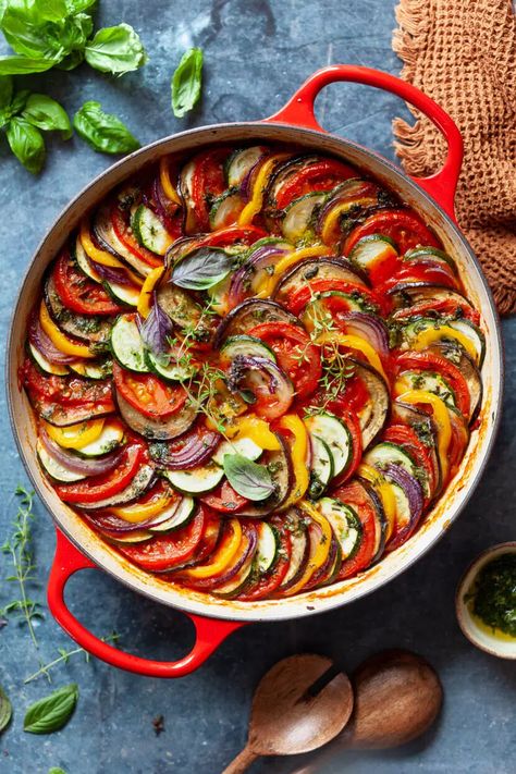 Classic French Ratatouille Recipe, French Ratatouille Recipe, Ratatouille Recept, Ratatouille Ingredients, How To Make Ratatouille, Vegetable Tian, Vegetable Slice, Fest Mad, Ratatouille Recipe