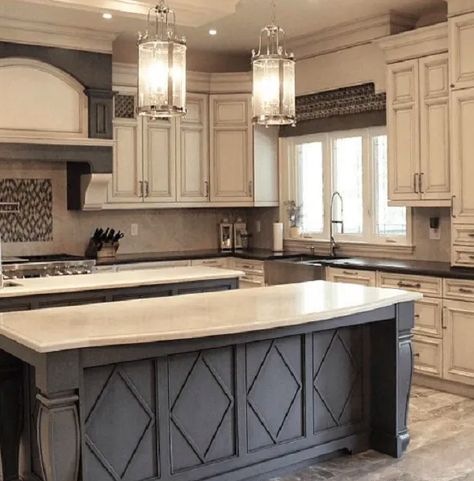 3 Timeless Antique White Kitchen Cabinet Designs | CabinetCorp Cabinet Color Combinations, Kitchen Colors Ideas, Timeless Kitchen Cabinets, Off White Kitchen Cabinets, Distressed Kitchen Cabinets, White Kitchen Rustic, Kitchen Cabinets Color Combination, Antique White Kitchen Cabinets, Antique Kitchen Cabinets