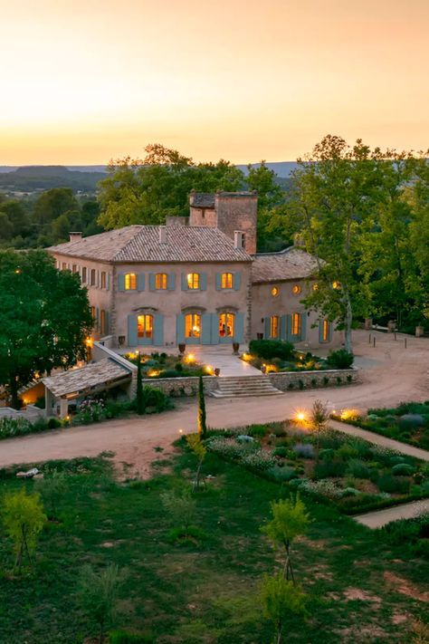 South Of France House, French Country Houses, Vineyard House, Chateaux Interiors, Homes In France, France Country, Houses In France, France Aesthetic, Castle Aesthetic