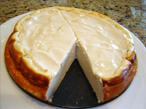 "Impossible" Cheesecake: Mix everything together and it forms a magical "crust" on the bottom while it bakes :) Impossible Cheesecake, Impossible Recipes, Impossible Pies, Cheesecake Fruit, Impossible Pie, Cheesecake Mix, Fruit Sauce, Bisquick Recipes, Biscuit Mix