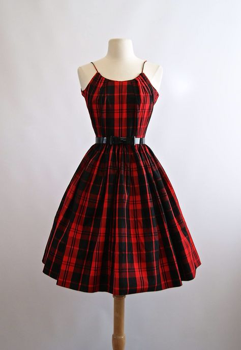 1950's plaid party dress! Plaid Party, Vintage Party Dresses, Retro Mode, 50s Dresses, 1950s Dress, 50s Fashion, 1950s Fashion, Mode Vintage, Christmas Dress