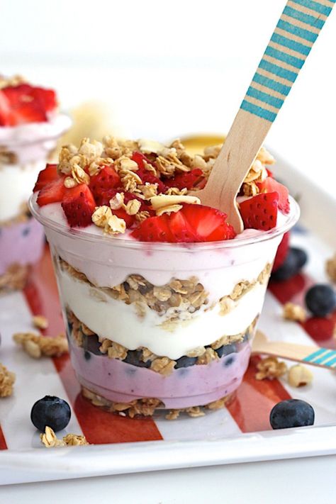 Patriotic Breakfast Parfaits Patriotic Breakfast, Breakfast Parfaits, Fruit And Yogurt, Corp Perfect, Resep Smoothie, Brunch Cafe, Parfait Breakfast, Fruit Parfait, American Holidays