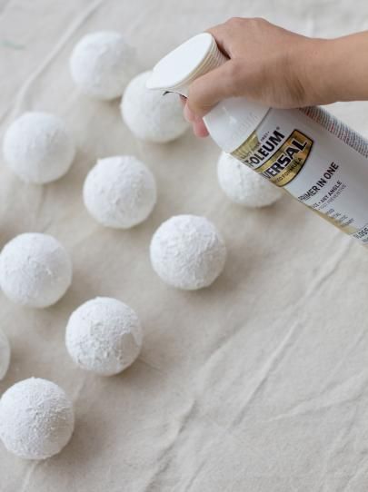 Spray Paint Styrofoam Balls White and Glitter Paint Craft Ideas, Snowballs Diy, Toddler Christmas Craft, Styrofoam Ball Crafts, Spray Paint Crafts, Snowball Ornament, Glitter Spray Paint, White Christmas Ornaments, Glitter Spray