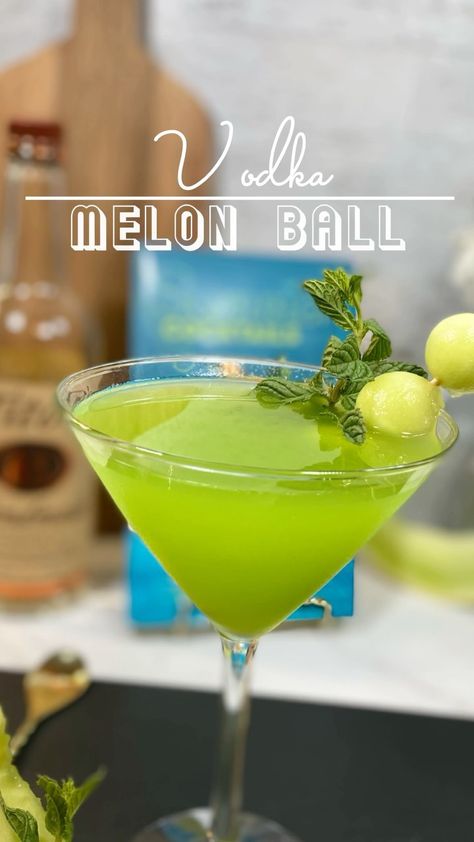 Ciroc Honey Melon Cocktail, Honey Melon Ciroc Recipes, Honeydew Cocktail, Instagram Cocktails, Ciroc Recipes, Cocktail Decorations, Melon Liqueur, Honeydew Melon, Summer Cocktail Recipes