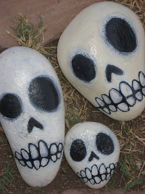 @                                @: Rock-skull family Painted Skulls, Halloween Rocks, Family Family, Halloween Yard, Skull Decor, Pet Rocks, Art Halloween, Rock Painting Designs, Stone Crafts