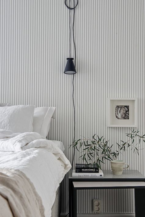 wallpaper is having a major comeback! Simple Nightstand, Gray Bedroom, Style Deco, Hus Inspiration, Striped Wallpaper, Wallpaper Bedroom, Closet Bedroom, Cheap Decor, White Bedroom