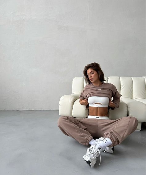 Sweat Suit Photoshoot, Sweatpants Photoshoot Ideas, Sweats Photoshoot, Tracksuit Photoshoot Ideas, Sweatsuit Photoshoot Ideas, Sweatpants Photoshoot, Lounge Wear Photoshoot, Studio Activewear Shoot, Athleisure Photoshoot