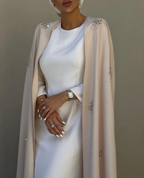 Jacket Coat Fashion, Abaya Designs Latest, Abaya Fashion Dubai, Elegant Outfit Classy, Muslim Women Fashion, Mode Abaya, Elegant Dresses Classy, Abaya Designs, Arab Fashion