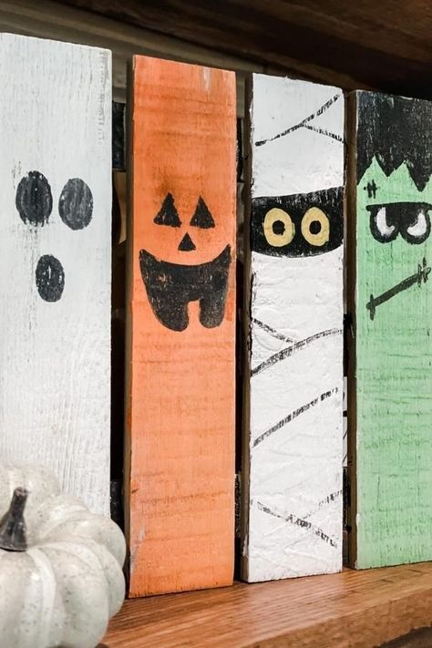 What’s better than a DIY Halloween sign?! A CHEAP DIY Halloween sign!! There are lots of Halloween DIYs here on the blog which include a cute painting of a ghost, a pumpkin face, and Frankenstein. #DIYHalloweenDecors #HalloweenDecorations #DIY Halloween Pallet Projects, Diy Halloween Porch, Halloween Signs Diy, Pallet Halloween, Cheap Halloween Diy, Fun Diy Halloween Decorations, Porch Diy, Halloween Porch Sign, Cheap Halloween Decorations