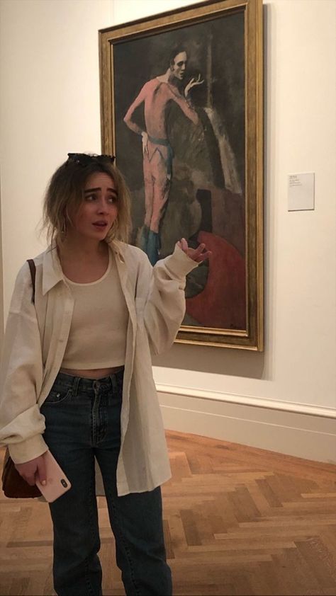 2019 Sabrina Carpenter (life is art) at The Met (Metropolitan Museum of Art) @ New York, NY <Instagram Story of Griffin Gluck> Museum Outfit, Sabrina Carpenter Style, Sabrina Carpenter Outfits, Museum Photography, 사진 촬영 포즈, Girl Meets World, Bella Thorne, Cole Sprouse, Megan Fox