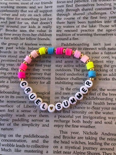 Taylor Swift Friendship Bracelet, Bracelet Clay, Swift Bracelet, Taylor Swfit, Make Clay Beads, Friendship Bracelets Easy, Cute Friendship Bracelets, Preppy Bracelets, Homemade Bracelets