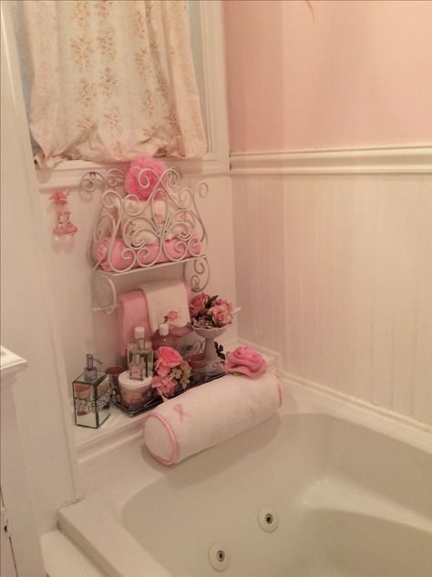 Pink Bathroom Ideas Small, Coquette Restroom, Bathroom Ideas Pink And White, White And Pink Bathroom Ideas, Pink Coquette Bathroom, Pink Themed Bathroom, Cutecore Bathroom, Pink Waiting Room, Y2k Bathroom Decor