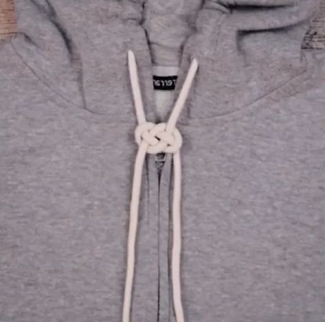 How to Tie Hoodie Strings? 10 Stylish Hoodie String Knots You Can Try Today How To Tie Sweatshirt Strings, Hoodie String Knots Step By Step, Hoodie String Knots, Fancy Tie, Tie Styles, Nike Hoodie, Baby Design, Tie Knots, Formal Looks