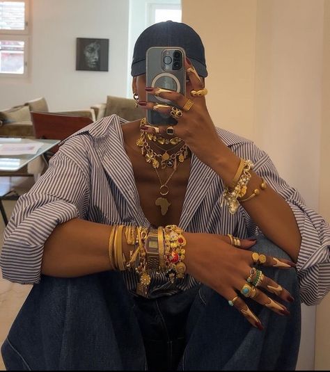 Chunky Gold Jewelry, Dope Jewelry Accessories, Chique Outfits, Dope Jewelry, Chunky Jewelry, Looks Street Style, Jewelry Fashion Trends, Funky Jewelry, Stacked Jewelry