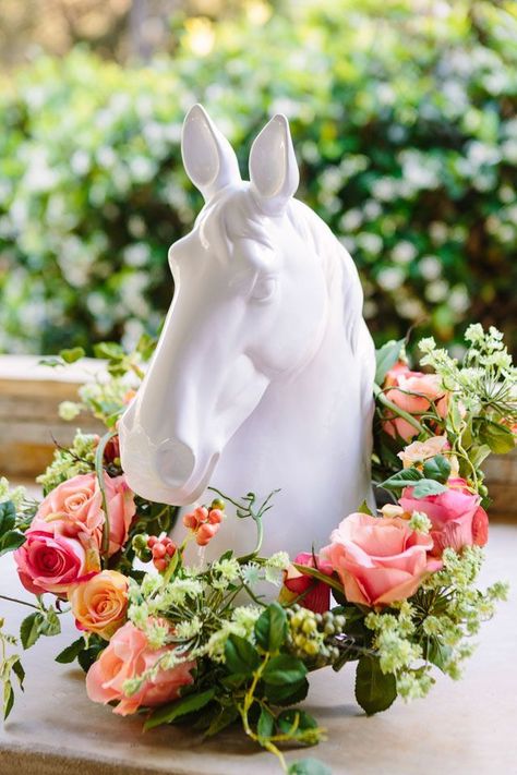 Host your own Kentucky Derby viewing party with these simple entertaining and decor ideas! Kentucky Derby Decor, Kentucky Derby Party Ideas Decoration, Kentucky Derby Decorations, Derby Decor, Kentucky Derby Theme, Kentucky Derby Themed Party, Derby Party Food, Kentucky Derby Party Decorations, Kentucky Derby Party Food