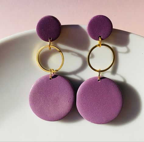 Purple Clay Earring Ideas, Classy Polymer Clay Earrings, Purple Clay Earrings, Purple Polymer Clay Earrings, Polymer Clay Flower Jewelry, Diy Earrings Polymer Clay, Polymer Clay Bracelet, Polymer Clay Jewelry Tutorials, Polymer Earrings