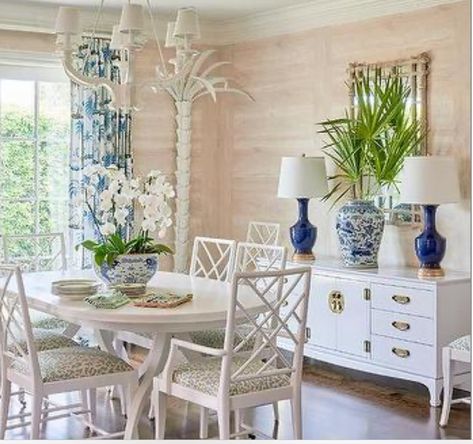 White Oval Dining Table, Beach Dining Room, Palm Beach Decor, Cottage Dining Rooms, Beach Dining, Beach Bungalows, Luxe Interiors, Vero Beach, Oval Table Dining