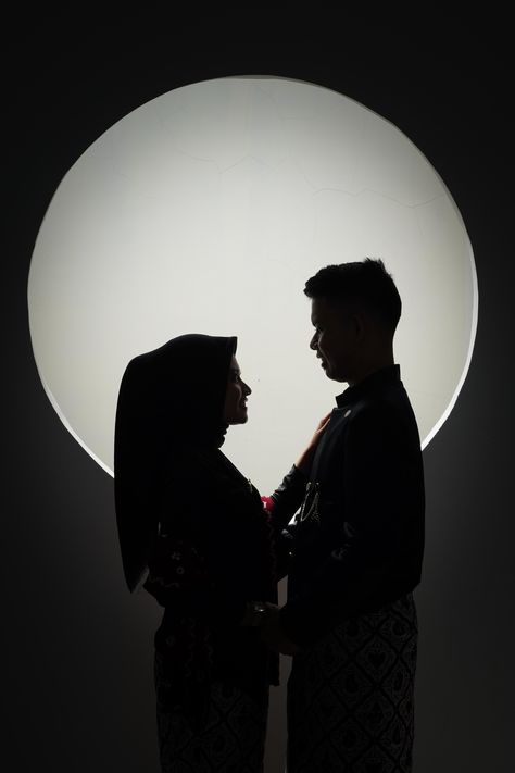 Prewedding Ideas Casual Hijab Studio, Prewedding Ideas Casual Hijab, Prewedding Vintage, Prewed Jawa, Ide Prewedding, Prewed Photoshoot, Pose Prewedding, Prewedding Ideas, Circle Photo