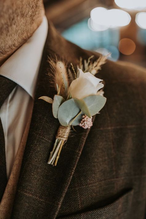 White rose grooms buttonhole with dried flowers and leaves on lapel of brown tweed grooms suit. Rustic Wedding Buttoniers, Buttoniere Wedding Groomsmen, Buttonholes Wedding Rustic, Dried Flowers Boutonniere, Rustic Boutineers, Dark Boutonniere, Dried Flower Button Holes, Copper Boutonniere, Boho Buttonholes