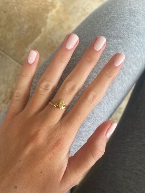 Aesthetic Square Nails Short, Square Oval Short Nails, Clean Short Nails Look, Short Nails Clean Girl, Clean Nails Aesthetic Short, Clean Short Nails Aesthetic, Short Squoval Nails Natural, Wedding Nails Short Square, Clean Girl Manicure