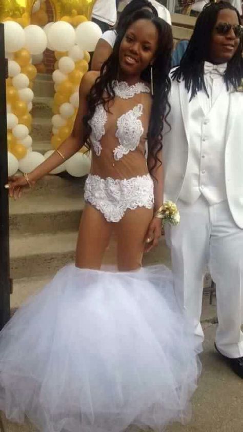 Black Couple Prom, Worst Prom Dresses, Wedding Dress Fails, Couple Prom, Funny Prom, Worst Wedding Dress, Inexpensive Prom Dresses, Funny Dresses, Prom Couples